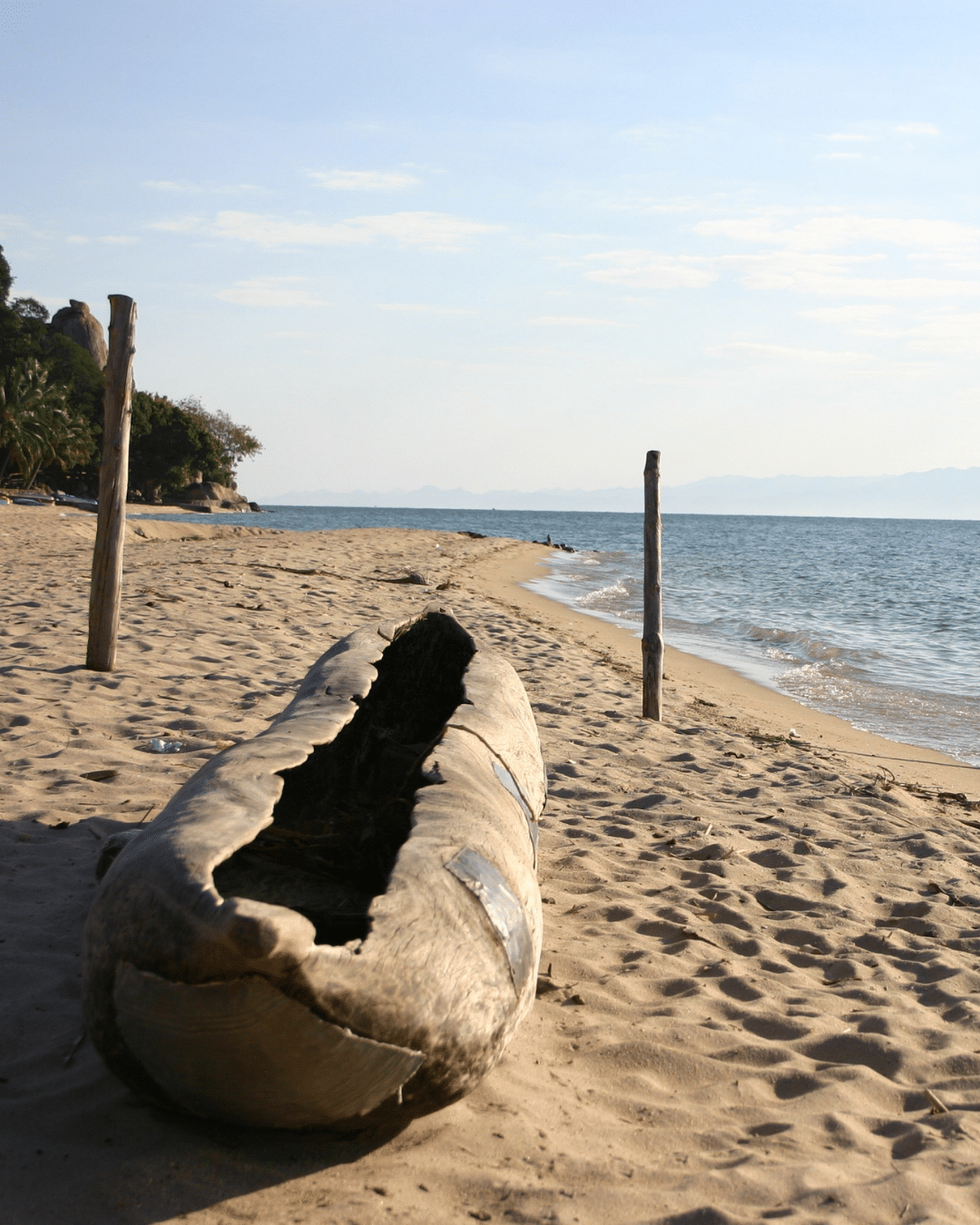 A boat on the white sand beach around lake malawi - lac malawi