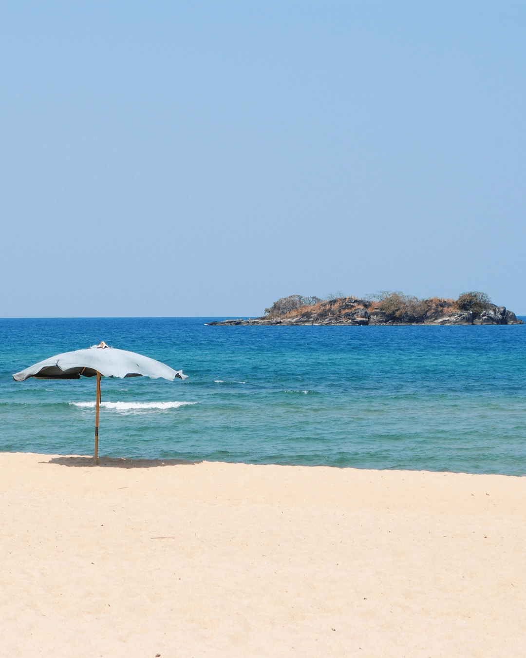 White sand beach around lake malawi - lac malawi