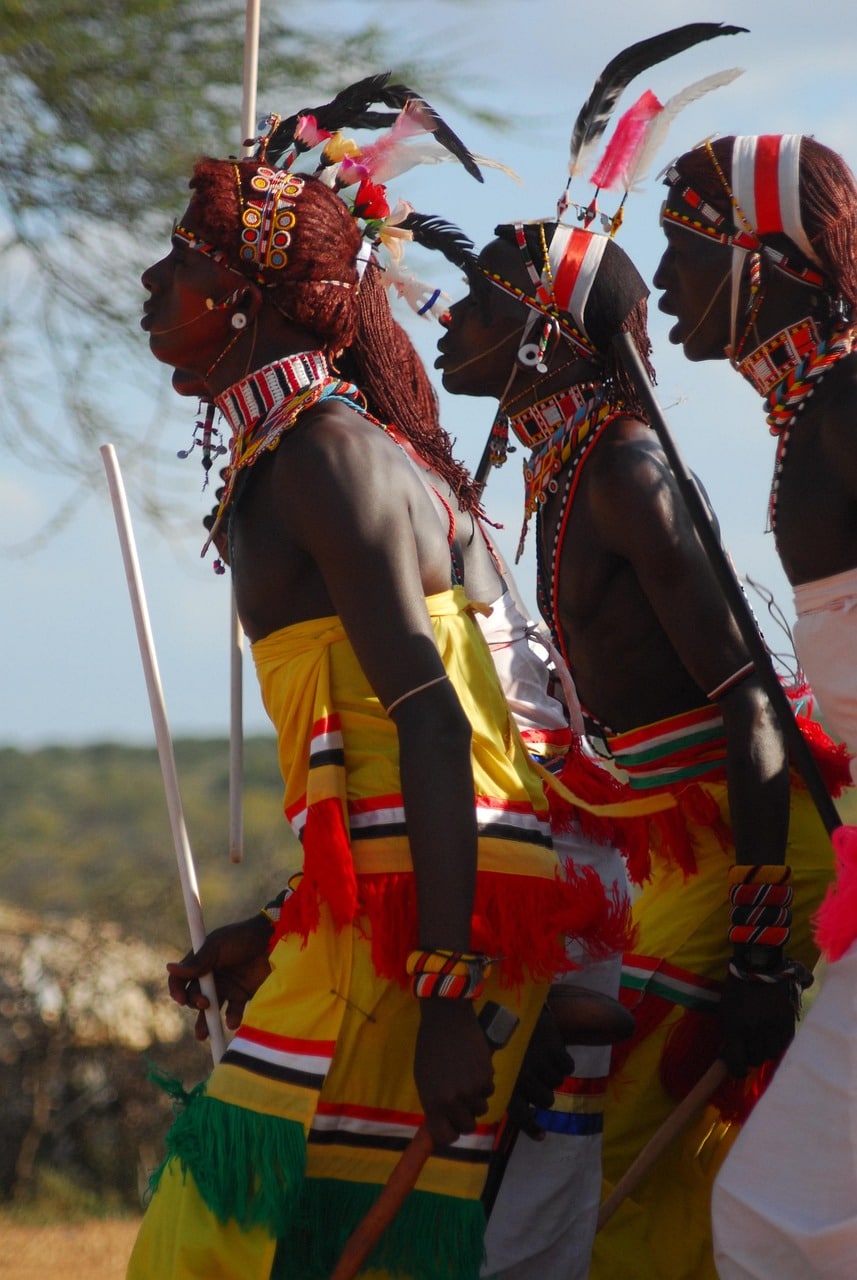 maasai-explore-kenya-travel with la french