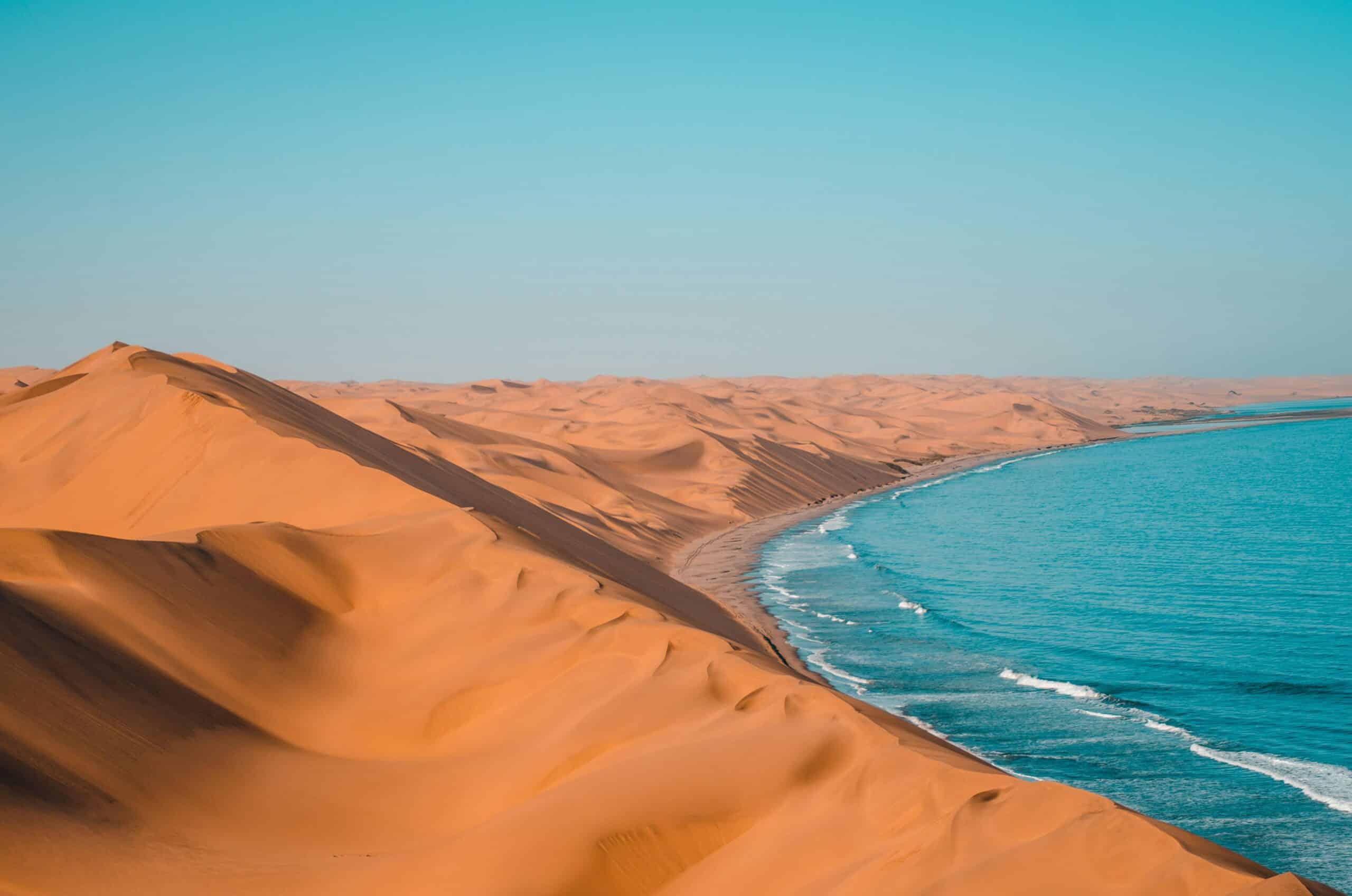 ombre d'un voyageur sur une crête de dune, lumière rasante